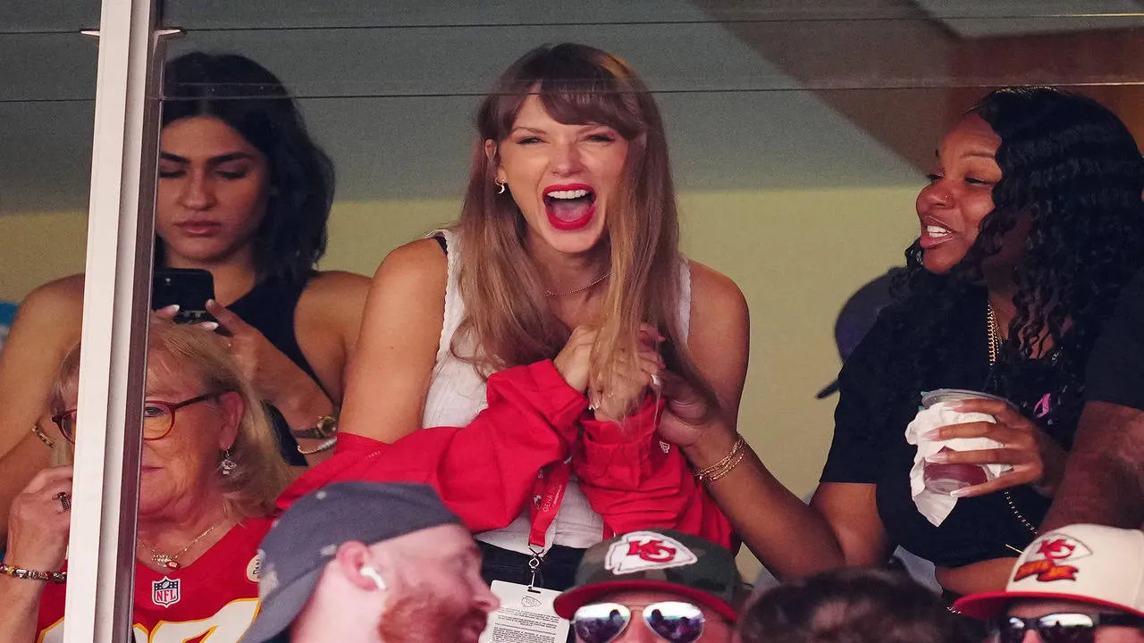 Taylor Swift Spotted Cheering for Travis Kelce at Chiefs vs. Raiders Exciting Black Friday Game