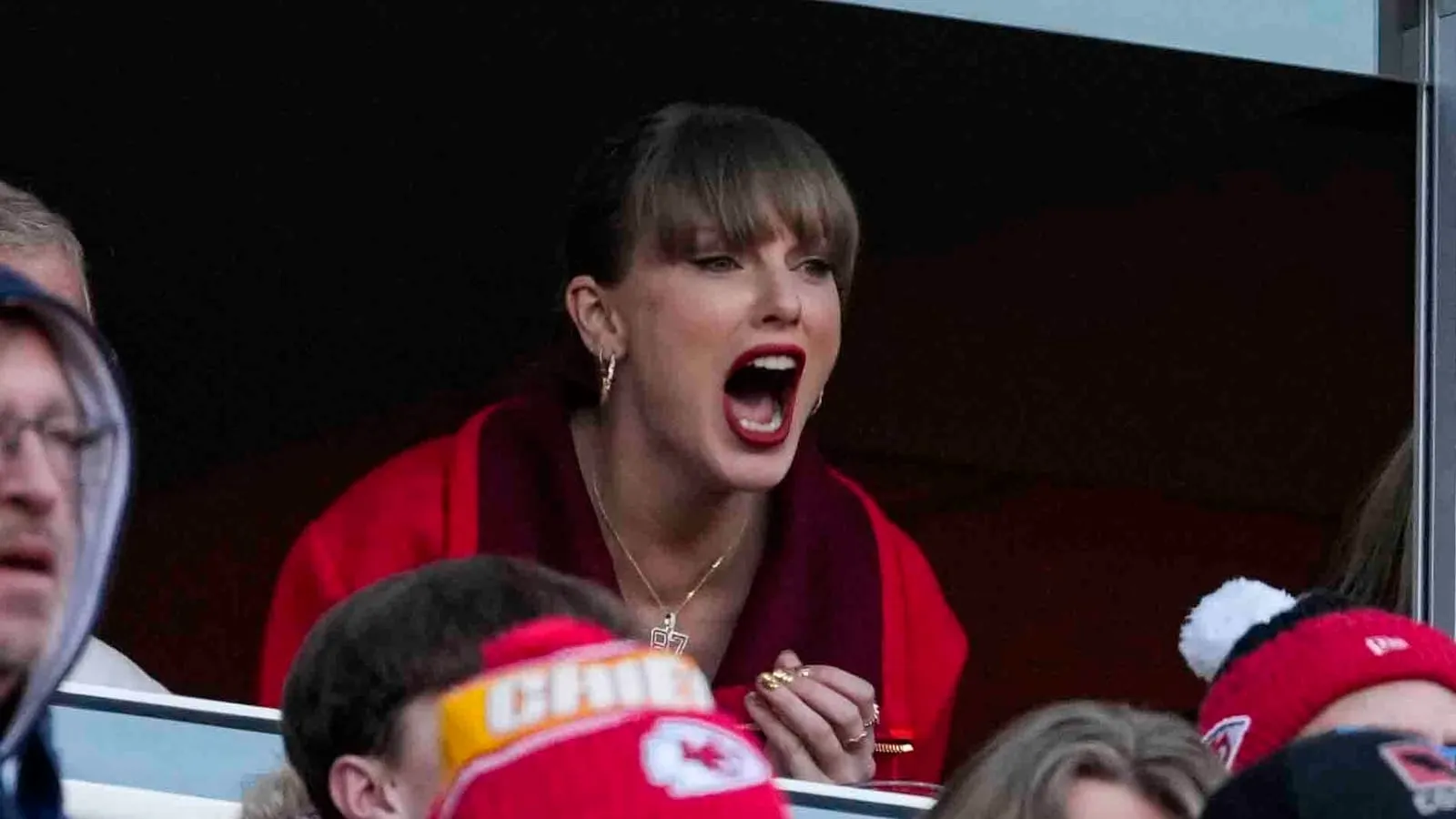 Taylor Swift Spotted Cheering for Travis Kelce at Chiefs vs. Raiders Exciting Black Friday Game