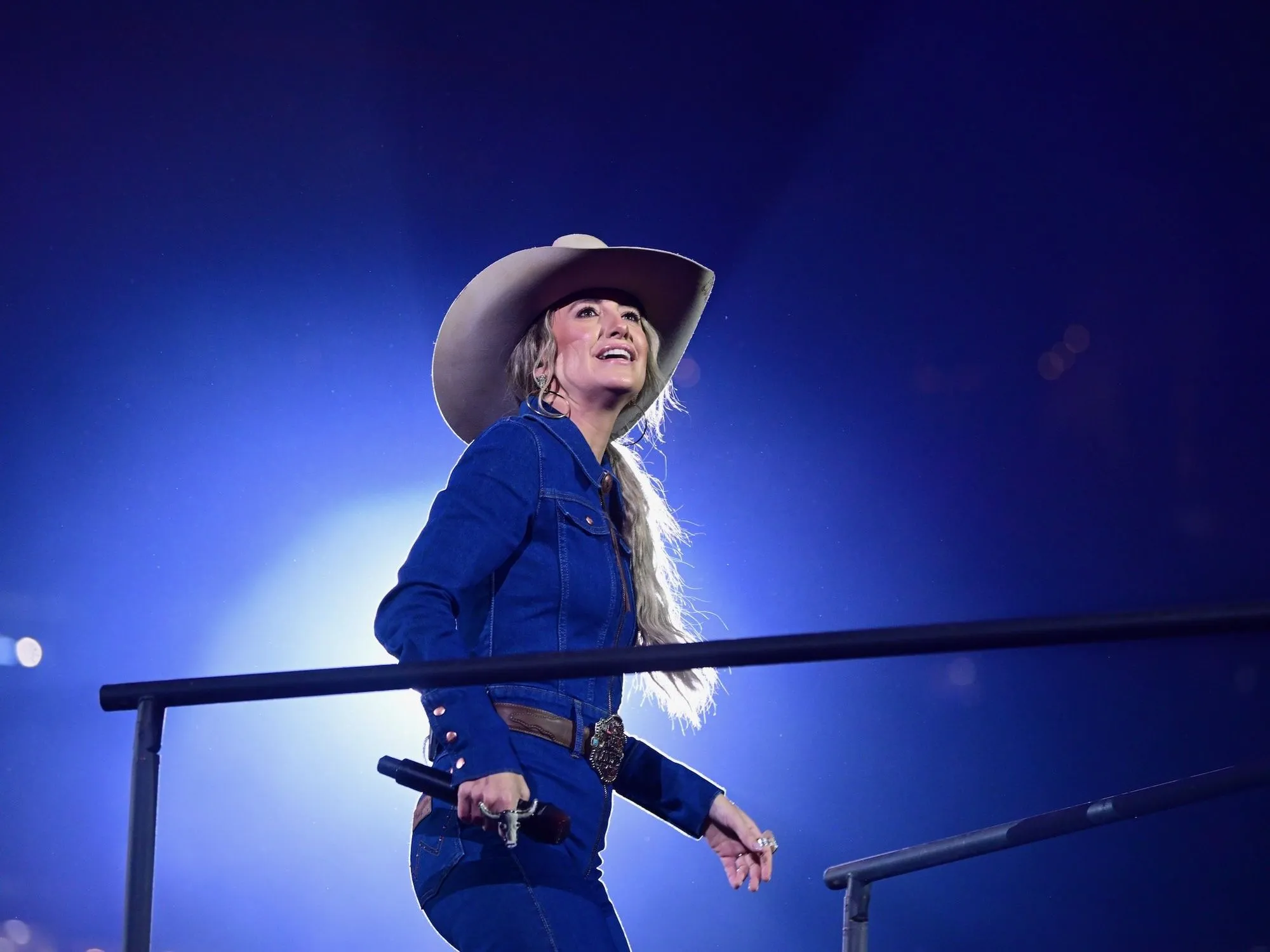 Thanksgiving Showstopper: Lainey Wilson’s Charity Performance at Cowboys Game Captures Hearts