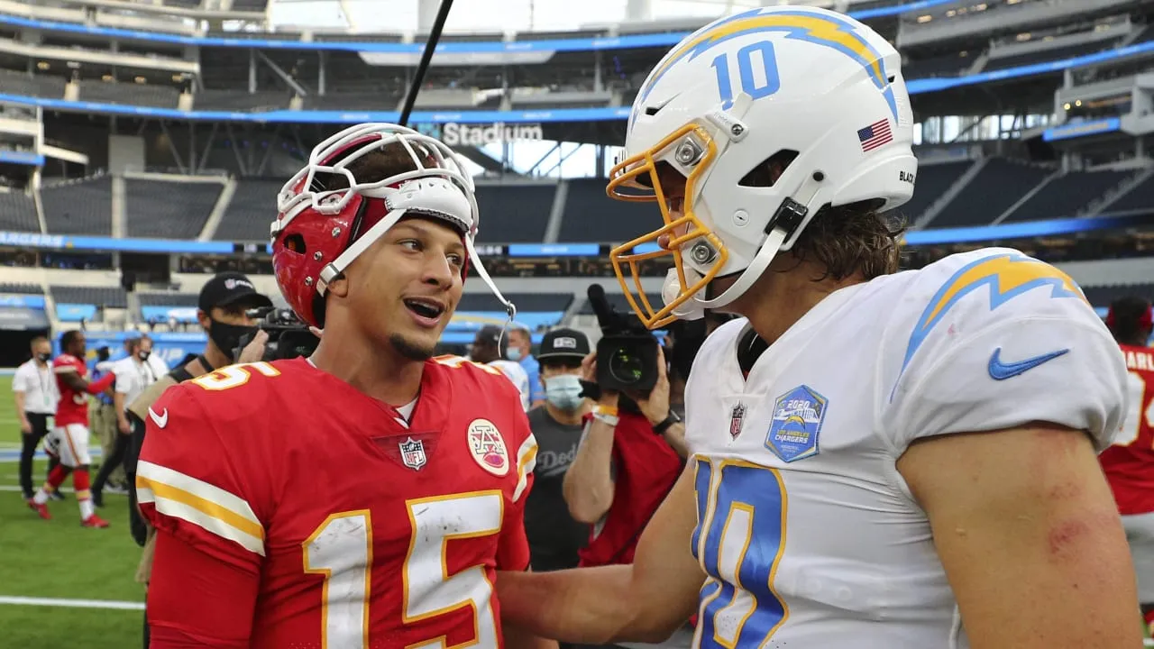 Chiefs Clinch Win in Last-Second Field Goal Drama: How Mahomes and Herbert Showed True Sportsmanship in NFL Showdown