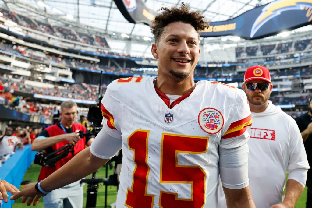 Chiefs Clinch Win in Last-Second Field Goal Drama: How Mahomes and Herbert Showed True Sportsmanship in NFL Showdown