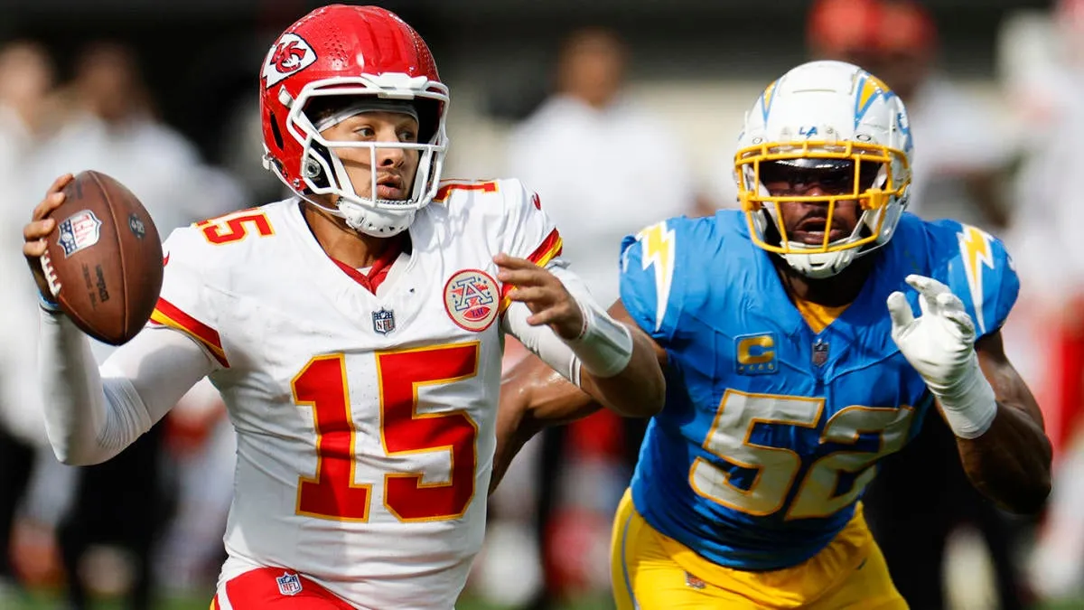 Chiefs Clinch Win in Last-Second Field Goal Drama: How Mahomes and Herbert Showed True Sportsmanship in NFL Showdown