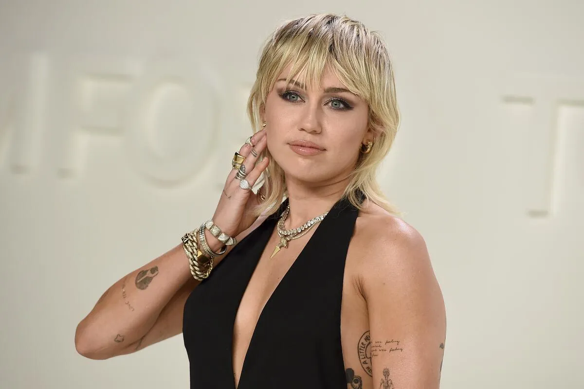 Miley Cyrus Talks About Life Lessons, Past Mistakes, and Idolizing Pamela Anderson in Honest Chat