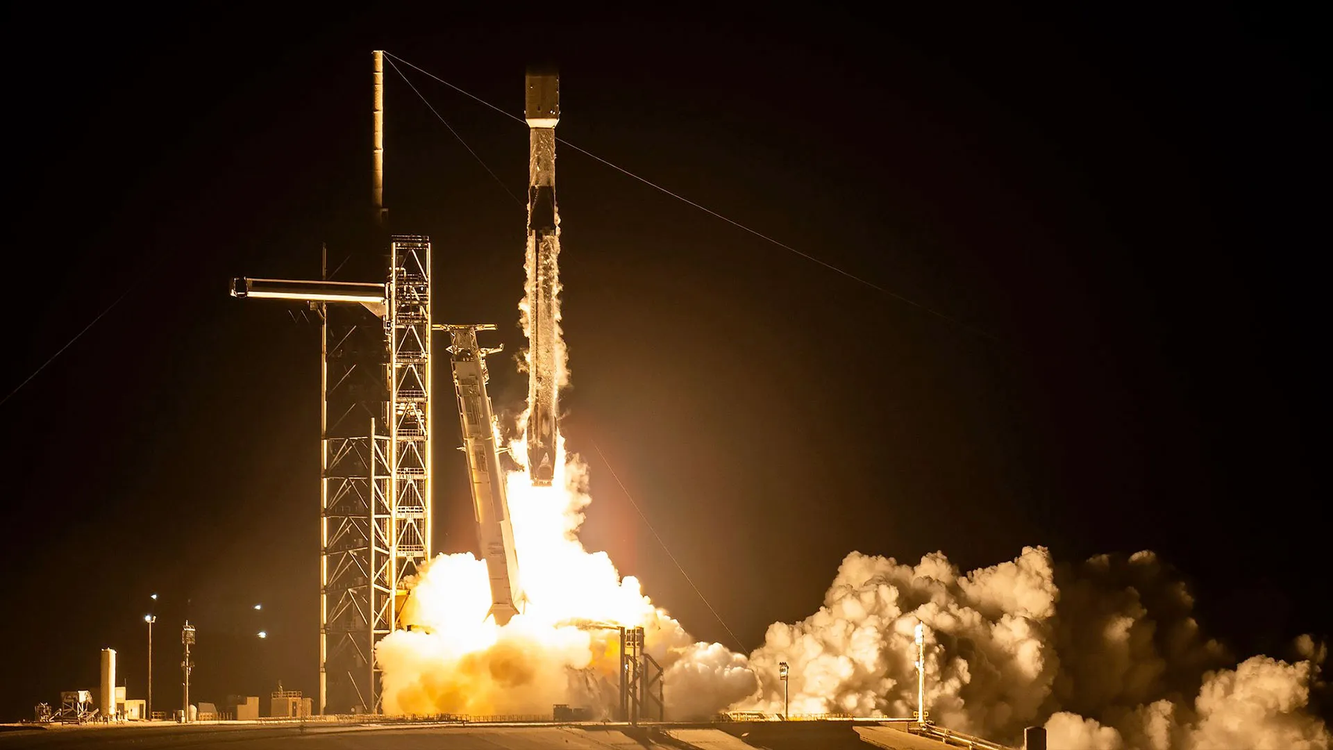 SpaceX's Nighttime Spectacle: Falcon 9 Rocket Launches 21 Starlink Satellites into Orbit from Florida