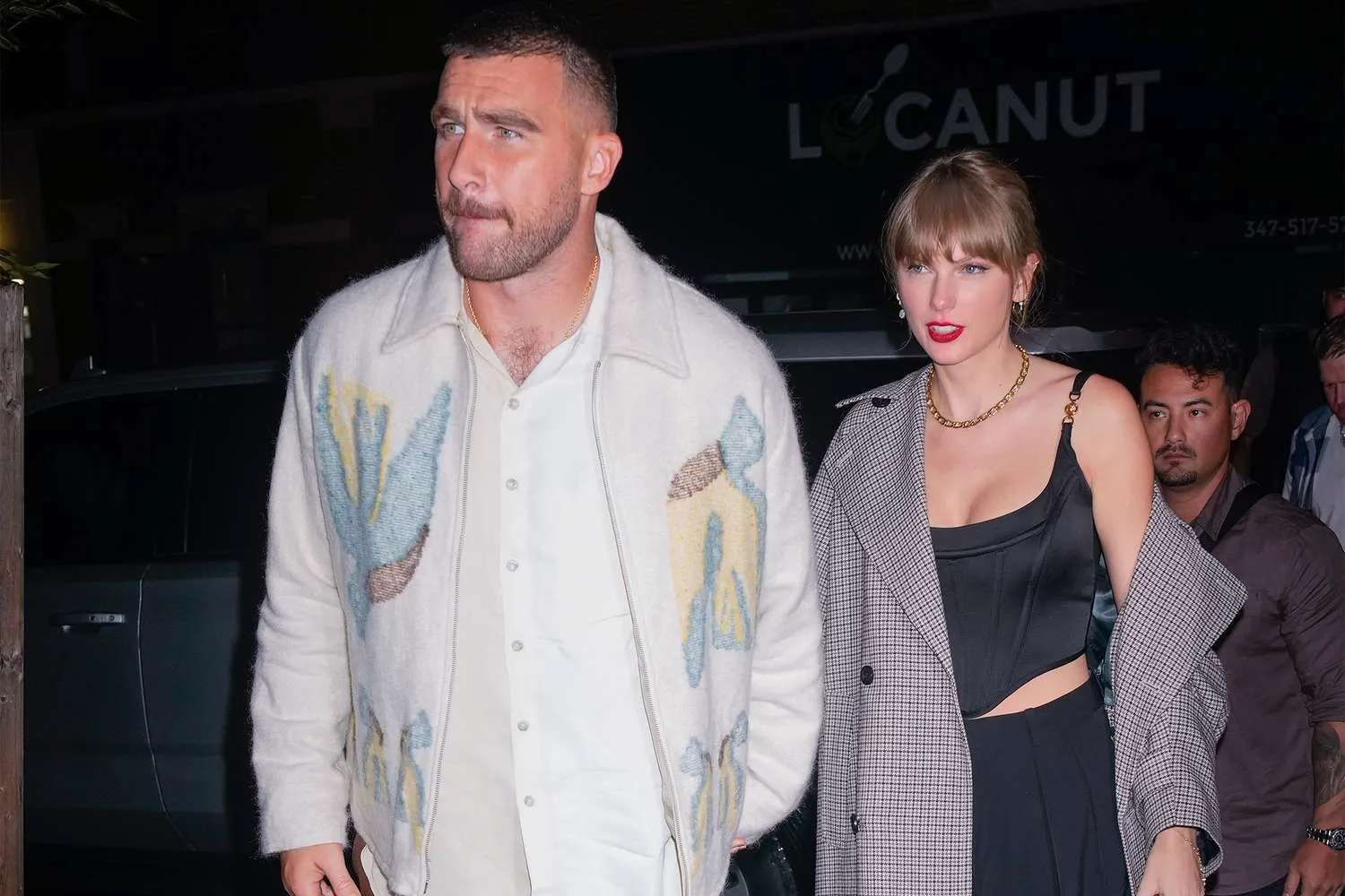 Read more about the article Taylor Swift and Travis Kelce’s Secret to Quiet Date Nights Revealed – Strict Restaurant Rules Explained